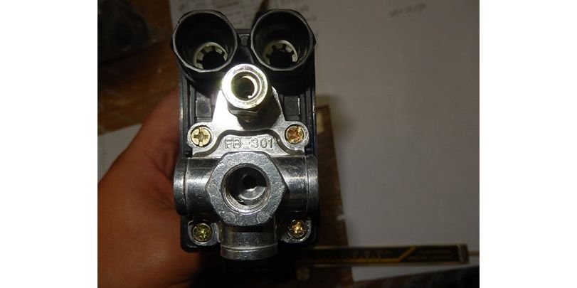 Выключатель пневматический 8Атм ABS. 82x52x130. 15A. 240V для Зубр ЗКПМ-220-24-1.5-H5 <br>(Артикул: V000-007-643)